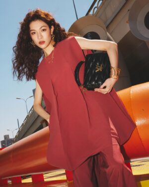 Zhong Chuxi Instagram - Freely city walk!
@louisvuitton @NicolasGhesquiere

#LVVOYAGER #LVPREFALL24 #NicolasGhesquiere #LouisVuitton