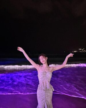 Zhong Chuxi Instagram - My holidays in Thailand - Part 1
要狠狠的感受这个世界啊！
❤️💛💜🧡🩵🩷💙💗
