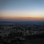 Ziba Karamali Instagram - . 📝 حس دلتنگی می‌تواند حتی "یک خاطره تلخ" را چنان به آغوش بکشد که گویی یاری از سفر رسیده را پس از سال‌ها ملاقات میکند. همانقدر گرم، همانقدر قوی و همان میزان پرشور. چنان که باور نمی‌کنی این یار نو رسیده، روزی چنان بر صفحه‌ی جانت خنجر کشید، که فریاد دردت پرده‌ی گوش درید و گویی جان از تنت بیرون می‌کشید و تو امروز دلتنگ همان خاطره میشوی. همان زخم و همان درد است که عزیز می‌شود. حسرت می‌شود و اشک‌هایی که آن زمان مملو از درد شد و خاک تر کرد و امروز چشمانت بند بند زمین را می‌جوید تا اشک ریخته شده بر خاک را بیابد و ببوسد. دلتنگی حتی میتواند یک تصویر تلخ را به آغوش خود بخواند. مثلا شاید تصویر تنهایی دخترکی که در ایستگاه قطار با آخرین سرباز وداع می‌کند و با اشک هم آغوش می‌شود . . .