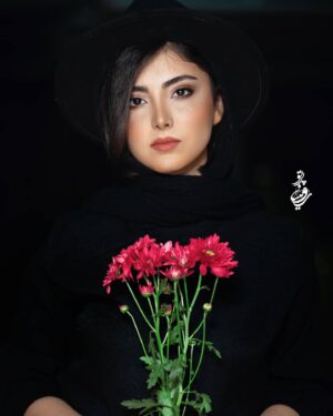 Ziba Karamali Instagram - .
.
آنچنان بیگانه گشتم با خودم که مدتی است
سایه‌ام پشت سر مردم به راه افتاده‌است
قاب عکسی را تصور کن که طرح چهره اش
در گذار عمر، از برج نگاه افتاده است...
.
شاعر: مجتبی حیدری
.
📷@rominaparto
Makeup by @elenanorouzii
