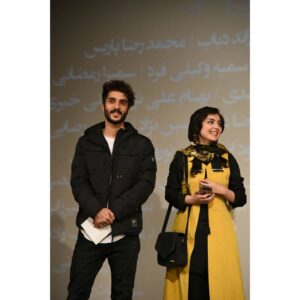 Ziba Karamali Instagram - .
اولین اکران مردمی #لاتاری .
.
پ.ن: چند وقتیه که دوست داشتم از همه کسایی که چه توی کامنت‌هاشون چه دایرکت و چه حضوری به من لطف داشتن و انقدر با محبت به من انرژی دادن تشکر کنم. 
منو ببخشید که تک تک کامنت‌ها و دایرکت‌هارو نمیتونم جواب بدم ولی از صمیم قلبم ازتون تشکر می‌کنم. 
وقتی که تصمیم گرفتم ترس رو کنار بذارم و وارد بازیگری بشم، خودم رو برای بدترین و تندترین نقدها و حرف‌ها آماده کردم ولی اصلا انتظار این همه محبت رو نداشتم. 
از صمیم قلبم خوشحالم که نوشین قصه‌ی مارو دوست داشتید. خوشحالم که توی اولین تجربم آزرده خاطرتون نکردم و در حد و اندازه خودم اعتماد گروه عزیز و حرفه‌ای لاتاری رو پاسخ دادم. 
آقای مهدویان و آقای امینی عزیز ممنون از تمام کمک‌ها و اعتمادتون. امیدوارم بتونم با راهنمایی‌های دلسوزانتون ضعف‌هامو بپوشونم و بهتر بشم. 
و ممنونم از امیرحسین هاشمی عزیز ( ساسان قصه لاتاری که توی فیلم رفیق امیرعلی بود و پشت صحنه کمک و پشتیبان نوشین ) که با معرفت‌ترینه! و الحق رفیق‌ترینه برای همه! .
.
اینجا نقطه شروعه برای من...
.
 @mohammadhosein.mahdavian 
@ebrahim.aminii 
@s.amirhoseinhashemi
.
.
📷 محمدرضا روزی @rouzi_shut
📷 امیر بنی اسدی @amir_baniasadi
