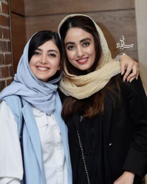 Ziba Karamali Instagram - .
در حاشیه اکران مردمی فیلم " بی صدا حلزون"

.
پ.ن:  شما @baransarmad ببین رفاقت تا کجا رفته که تصادفا رنگ لباسمونم مثل هم میشه😁💙
.
پ.ن دو: عکاسان عزیز تگ شدند.

خلاصه که فیلم " بی صدا حلزون " رو حتما در سینما تماشا کنید🌹