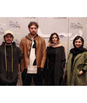 Ziba Karamali Instagram - .
دیشب با #درساژ ی ها و دهه هفتادی‌های‌های نازنین فیلم دیدیم و کلی لذت بردیم.
فیلم شریف #درساژ پیشنهاد میشه خصوصا به نوجوانان و همچنین والدین نوجوانان.
.
پ.ن: اسم عکاس‌های عزیز روی عکس‌ها تگ شده. .
#زیبا_کرمعلی #zibakaramali #style #actress