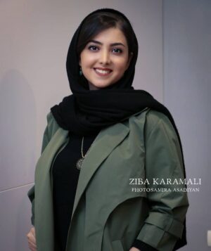 Ziba Karamali Instagram - .
دیشب با #درساژ ی ها و دهه هفتادی‌های‌های نازنین فیلم دیدیم و کلی لذت بردیم.
فیلم شریف #درساژ پیشنهاد میشه خصوصا به نوجوانان و همچنین والدین نوجوانان.
.
پ.ن: اسم عکاس‌های عزیز روی عکس‌ها تگ شده. .
#زیبا_کرمعلی #zibakaramali #style #actress