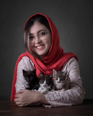 Ziba Karamali Instagram - .
امروز با بعد جدیدی از خودم آشنا شدم. بعدی که خودمم از پیدا کردنش شگفت زده شدم. روزی که این بچه‌های زیبارو پیدا کردیم فکرشم نمی‌کردم که تا این حد دلبسته‌شون بشم.
چشم‌هاشون نمی‌دید و حالشون خیلی خوب نبود. معصوم بودن و بی پناه و انگار که به یه آغوش گرم رسیده باشن، کنار ما پناه گرفتن. قرار بود چند روزی مهمون ما باشن تا بهتر بشن اما شد یک ماه و بعد از یک ماه انگار که یکی از ما شده بودن. دردسرشون کم نبود اما انقدر شیرین بودن که این میزان از شیرینی دردسرهاشونو از یادمون می‌برد. 
روزی که حالشون بد شد و بردیمشون دامپزشکی، روزی بود که به شدت سرمون شلوغ بود و برنامه‌هامونو بهم ریختن. اما چشم دوختن به نگاه معصومشون و حس عمیق آرامشی که توی آغوشم داشتن، باعث شد فقط و فقط به بهترشدنشون فکر کنم و تمام دغدغه‌هام یادم بره. حس اینکه سه تا موجود زنده وجود دادن که نفسشون به دست ما بنده یکی از عجیب‌ترین حسای دنیا بود برام. 
از وقتی چشماشون باز شد مارو دیدن و باورشون شده بود که مادرشونم. 
امشب ببری کوچولو تنها شد و دوتا برادراش از پیشمون رفتن. رفتن تو خونه‌های جدیدشون و موقع خداحافظی، انگار که یه بخشی از وجودم جدا میشد. باورم نمیشد که به خاطر رفتن این دوتا تا این حد غمگین بشم و چشمام تر بشه. (از راست به چپ) ببری، منگولی و جگوار، هر جا که برین هر اسم جدیدی که داشته باشین، جزو خاطرات قشنگ من باقی می‌مونید و من هرگز فراموشتون نمی‌کنم عزیزای دلم😭😞
.
به تاریخ نوزدهم مهرماه نود و هشت
. .
📷@instudio.tehran
