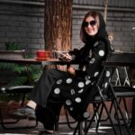 Ziba Karamali Instagram - . اینم منِ خوشحال از شروع دوتا کاری که مدت‌ها براشون برنامه ریزی کردیم، رویا ساختیم و جنگیدیم تا امروز انقدر پرمشغله بشیم که گره بخوریم😂😂😂 . 📷 عکس از استودیوی قشنگمون @instudio.tehran .
