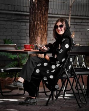 Ziba Karamali Instagram - .
اینم منِ خوشحال از شروع دوتا کاری که مدت‌ها براشون برنامه ریزی کردیم، رویا ساختیم و جنگیدیم تا امروز انقدر پرمشغله بشیم که گره بخوریم😂😂😂
.
📷 عکس از استودیوی قشنگمون @instudio.tehran
.