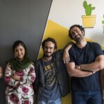 Ziba Karamali Instagram - . میزان انرژی مثبت و شور و حالی که از جمع افراد بی ادعای با استعداد متصاعد میشه برای بستن صدها پروژه‌ی سنگین کافیه! تامام😁✌ . پ.ن: حواسمونم هست که جات خالیه😁 @omid.shams1369 . #فیلم_کوتاه #رفقا #خفنا #خسته_نمیشیم #تسلیم_نمیشیم #پرانتز_باز_پرانتز_بسته . 📷 @emad.araad .