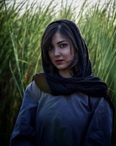 Ziba Karamali Instagram - . سوت پایان بیست و چهارسالگی پر اتفاق و پر فراز و نشیب. سالی که پر از تجربه شد و قدر چند سال گذشت. سالی که میدونم بعدها به عنوان یک سال ویژه از عمرم ازش یاد خواهم کرد. از اینجا به بعد حس می‌کنم زیستن سرعت گرفته. انگار که زمان سریع تر بگذره و روزها دیگه بیست و چهار ساعت نباشن. زمان کوتاه تر شده یا سقف خواسته‌های ما بلندتر، نمیدونم. ولی می‌دونم که پاهام قوی‌تر و ورزیده تر از قبل رو زمین ایستاده و آماده شلیکه که بدوه و بدوه. بی پرواتر از قبل و مصمم‌تر از همیشه. . 📷@instudio.tehran