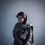 Ziba Karamali Instagram - . در گذر از میان عکس‌های قدیمی، قاب‌هایی هستند که می‌مانند؛ نه برای آنچه که در تصویر دیده می‌شود که برای تمام آن چیزی که دیده نمی‌شود اما هست، قوی‌تر و غنی‌تر از تمام رنگ‌ها و بافت‌ها و ترکیب‌ها و آدم‌ها... . پ.ن: عکسی قدیمی لابه‌لای گنجینه خاطرات . 📷@emad.araad عکاس باشی😁 .