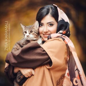 Ziba Karamali Instagram - .
معرفی میکنم:
خوش اخلاق ترین و مهربون ترین‌ گربه جهان
ببری خان😍🧡
رفیق کوچولوی من🧡

.
📷@armin__ahmari
Makeup by @elenanorouzii