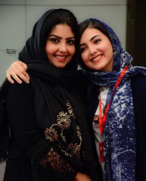 Ziba Karamali Instagram - .
باعث افتخاره که دخترِ توئم زیبای من😍 .

حمایتی هم از کودک همسری نمی‌کنیم🤣 مادر من متولد اواسط دهه پنجاهه. بابام خوبه جوون مونده😁 من و نیما هم بچه‌های خوبی بودیم پیرش نکردیم😅
.
پ.ن: اسم عکاس‌های عزیزم تگ شده💛
.
#مامان #جشنواره_فجر #جشنواره_جهانی_فیلم_فجر