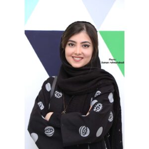 Ziba Karamali Instagram - . بمونه به یادگاری از یه تجربه فوق العاده دلنشین و دوست داشتنی کنار آدمایی که مثل خیلی‌ از آدمای این روزها، هزاررنگ و هزار رو نیستن. واقعی‌ان. بی ریا و بی غل و غش! به دور از هر حاشیه، به دور از هر ادایی و هر نامروتی! . برای من که این چند سال اخیر تا به امروز، تغییرات خیلی زیادی رو توی زندگیم تجربه کردم و به واسطه‌‌ی موقعیت‌های تازه‌ای که در اون ها قرار گرفتم، با افرادی تازه و معمولا ( به لحاظ سنی) بزرگتر از خودم آشنا شدم، بیشتر از هر چیزی، آدم‌ها و رفتارشون و منششون جلب توجه کرد. خیلی چیزها حالمو بد کرد و خیلی حرف‌ها و رفتارهای ناحقی که شنیدم و دونستم که پشت سرم مطرح شده، دلمو شکست و غمگینم کرد. ضربه هم خوردم ازشون. شاید حتی هنوز هم ترکش‌های این رفتارها من و آینده‌مو نشونه رفته باشه. شایدم نه! نمیدونم. ولی الان تنها چیزی که می‌دونم اینه که امروز من با زیبای چند سال پیش خیلی متفاوت شده. من قوی تر شدم و تمام این قدرت رو مدیون همون آدم‌هایی هستم که زمانی مانع سازی کردن. الان به جای هر گلایه‌ای تشکر می‌کنم از همه‌ی اون آدم‌هایی که باعث شدن زیبای زودرنج کم تحمل، امروز قوی تر بشه و مصمم‌تر تا بدونه دنیا قرار نیست اونجوری باشه که دلش میخواد. بلکه قراره خودش به شکلی درش بیاره که دلش میخواد😊 قرار نبود اینارو بنویسم ولی یه دفعه حجم انرژی خوب و صمیمیتی که از جمع افراد این عکسا متصاعد میشد،😁 سفره دلمو باز کرد و باعث شد بگم که این آدما جزو اون دسته‌ کم یابن که هرچقدرم کارت سخت باشه بازم دوست داری زمانتو با اونها و جهان اونها بگذرونی😍 خیلی خیلی باعث افتخاره که کنار شما در دوبله 