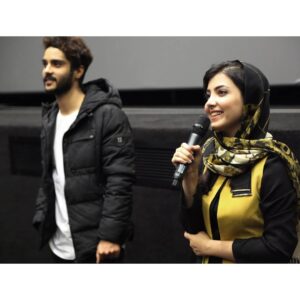 Ziba Karamali Instagram - .
اولین اکران مردمی #لاتاری .
.
پ.ن: چند وقتیه که دوست داشتم از همه کسایی که چه توی کامنت‌هاشون چه دایرکت و چه حضوری به من لطف داشتن و انقدر با محبت به من انرژی دادن تشکر کنم. 
منو ببخشید که تک تک کامنت‌ها و دایرکت‌هارو نمیتونم جواب بدم ولی از صمیم قلبم ازتون تشکر می‌کنم. 
وقتی که تصمیم گرفتم ترس رو کنار بذارم و وارد بازیگری بشم، خودم رو برای بدترین و تندترین نقدها و حرف‌ها آماده کردم ولی اصلا انتظار این همه محبت رو نداشتم. 
از صمیم قلبم خوشحالم که نوشین قصه‌ی مارو دوست داشتید. خوشحالم که توی اولین تجربم آزرده خاطرتون نکردم و در حد و اندازه خودم اعتماد گروه عزیز و حرفه‌ای لاتاری رو پاسخ دادم. 
آقای مهدویان و آقای امینی عزیز ممنون از تمام کمک‌ها و اعتمادتون. امیدوارم بتونم با راهنمایی‌های دلسوزانتون ضعف‌هامو بپوشونم و بهتر بشم. 
و ممنونم از امیرحسین هاشمی عزیز ( ساسان قصه لاتاری که توی فیلم رفیق امیرعلی بود و پشت صحنه کمک و پشتیبان نوشین ) که با معرفت‌ترینه! و الحق رفیق‌ترینه برای همه! .
.
اینجا نقطه شروعه برای من...
.
 @mohammadhosein.mahdavian 
@ebrahim.aminii 
@s.amirhoseinhashemi
.
.
📷 محمدرضا روزی @rouzi_shut
📷 امیر بنی اسدی @amir_baniasadi