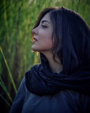Ziba Karamali Instagram - .
در این گنگی بی انتها نه می‌دانم کدام سو ماندنم را جشن بگیرم و نه کدام سو رفتنم را به سوگ نشینم. 
در میان این رفتن و نرفتن،
داشتن و نداشتن،
و بودن و نبودن
به دنبال چه میگردی؟
آنچه در این سینه نهان است یک هیچ بزرگ است.
جز هیچ ندانم و جز هیچ نخواهم.
.

📷 @instudio.tehran 
Thanks to @monsef.shahrzad 
.