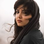 Ziba Karamali Instagram - . باد بیا و ما رو با خودت ببر... ببر به یه جای دور... فرسنگ‌ها دورتر از اینجا! یه جایی شبیه آسمون... . 📷@emad.araad . #portraitphotography #photography #zibakaramali #art