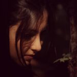 Ziba Karamali Instagram - کتاب می خونی، فیلم می بینی، متن می خونی، می شنوی، می بینی، باز می شنوی و باز می بینی و باز گم میشی بین کلمه ها. بین بازی جمله ها. یهو چشم باز می کنی می بینی درست وسط یه هزارتویی که نمی دونی کی و چجوری واردش شدی! هزارتویی ساخته شده از هزاران دیوار فکری و افکاری ساخته شده از هزاران جمله ای که یا خوندی، یا شنیدی، یا دیدی ولی اینجا، تو باز گم میشی. تموم خونده ها و شنیده هات، از دنیای افکارت دستاشونو بیرون میارن و سعی می کنن تو رو به درون خودشون فرو ببرن. توی دنیای افکارت یه صدایی مداوم شنیده میشه:" تو نباید اشتباه کنی! تو باید همیشه راه درستو انتخاب کنی! اگر اشتباه کنی دیگه راه جبران نداری!" این صدا مدام تکرار میشه و تو هر قدمی که می خوای برداری، یه بار با شنیدن این صدا تمام تنت می لرزه! می ترسی! نا آرومی حتی در اوج شادی هات، حس می کنی الان نباید شاد باشی. با خودت میگی نکنه اینکه الان من خوشحالم اشتباهه؟! از شادی خودت احساس خطا نمی کنی. از اینکه می دونی برای هر لبخندت، یه مسئولیتی روی دوشت می شینه، می ترسی. از لحظه هات، از خوش بودن هات نگران میشی. احساس مسئولیت می کنی نسبت به همه ی اون چیزا و کسایی که لحظه ی خوش تورو رقم زدن. نسبت به اونایی که لبخند الانت براشون دلبستگی ایجاد می کنه، نسبت به هویتی که توی خاطرشون پیدا می کنی، نسبت به خاطره ای که براشون باقی میذاری و نسبت به دیدگاهی که درونشون ایجاد می کنی. اینجا جاییه که سوالی از خودت می پرسی که باید به خاطر احتیاط و ترس از آینده، حالا رو از بین برد یا حالارو زندگی کرد و با آینده روبرو شد؟ شاید در اولین برخورد با این سوال هر کسی گزینه ی دوم رو انتخاب کنه اما انتخابت بلافاصله با تردید مواجه میشه وقتی قرار باشه قیمت حالای تو، احتمال تاوان دادن کسایی باشه که به اندازه ی تمام لحظه های زندگیت دوسشون داری... و اینجاست که می بینی احتمال، تردید و بیم و امید، شده همه ی وجود خاکستریت... . پ.ن: یه کپشن طولانی به تناسب یه ناآرامی طولانی . 📷@mehdizandpoor