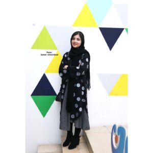 Ziba Karamali Instagram - .
بمونه به یادگاری از یه تجربه فوق العاده دلنشین و دوست داشتنی کنار آدمایی که مثل خیلی‌ از آدمای این روزها، هزاررنگ و هزار رو نیستن. واقعی‌ان. بی ریا و بی غل و غش! به دور از هر حاشیه، به دور از هر ادایی و هر نامروتی! .
برای من که این چند سال اخیر تا به امروز، تغییرات خیلی زیادی رو توی زندگیم تجربه کردم و به واسطه‌‌ی موقعیت‌های تازه‌ای که در اون ها قرار گرفتم، با افرادی تازه و معمولا ( به لحاظ سنی) بزرگتر از خودم آشنا شدم، بیشتر از هر چیزی، آدم‌ها و رفتارشون و منششون جلب توجه کرد. خیلی چیزها حالمو بد کرد و خیلی حرف‌ها و رفتارهای ناحقی که شنیدم و دونستم که پشت سرم مطرح شده، دلمو شکست و غمگینم کرد. ضربه هم خوردم ازشون. شاید حتی هنوز هم ترکش‌های این رفتارها من و آینده‌مو نشونه رفته باشه. شایدم نه! نمیدونم. ولی الان تنها چیزی که می‌دونم اینه که امروز من با زیبای چند سال پیش خیلی متفاوت شده. من قوی تر شدم و تمام این قدرت رو مدیون همون آدم‌هایی هستم که زمانی مانع سازی کردن. الان به جای هر گلایه‌ای تشکر می‌کنم از همه‌ی اون آدم‌هایی که باعث شدن زیبای زودرنج کم تحمل، امروز قوی تر بشه و مصمم‌تر تا بدونه دنیا قرار نیست اونجوری باشه که دلش میخواد. بلکه قراره خودش به شکلی درش بیاره که دلش میخواد😊
قرار نبود اینارو بنویسم ولی یه دفعه حجم انرژی خوب و صمیمیتی که از جمع افراد این عکسا متصاعد میشد،😁 سفره دلمو باز کرد و باعث شد بگم که این آدما جزو اون دسته‌ کم یابن که هرچقدرم کارت سخت باشه بازم دوست داری زمانتو با اونها و جهان اونها بگذرونی😍 خیلی خیلی باعث افتخاره که کنار شما در دوبله "#انیمیشن_شیرشاه همکاری کردم.😍
.
می‌دونید که چقدر دوستتون دارم😍
.
پ.ن: جای اوناییم که نیومدن خالی. 😁 .
عکاس همه عکس‌ها: @saman.rahmatabadi
