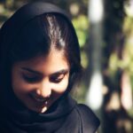 Ziba Karamali Instagram - من می خواهم بعد از این زندگی فشرده بکنم و هر ثانیه از زندگی ام را خوش باشم. می خواهم وقتی خوش هستم بدانم که خوش هستم. بیشتر مردم زندگی نمی کنند، فقط با هم مسابقه ی دو گذاشته اند. می خواهند به هدفی در افق دوردست برسند ولی در گرماگرم رفتن، آنقدر نفسشان بند می آید و نفس نفس می زنند که چشمشان به خودشان می افتد و می بینند پیر و فرسوده هستند و دیگر فرقی برایشان نمی کند به هدفشان رسیده اند یا نرسیده اند. . #بابا_لنگ_دراز . 📷@mehdizandpoor