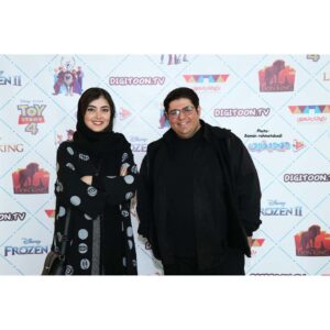 Ziba Karamali Instagram - .
بمونه به یادگاری از یه تجربه فوق العاده دلنشین و دوست داشتنی کنار آدمایی که مثل خیلی‌ از آدمای این روزها، هزاررنگ و هزار رو نیستن. واقعی‌ان. بی ریا و بی غل و غش! به دور از هر حاشیه، به دور از هر ادایی و هر نامروتی! .
برای من که این چند سال اخیر تا به امروز، تغییرات خیلی زیادی رو توی زندگیم تجربه کردم و به واسطه‌‌ی موقعیت‌های تازه‌ای که در اون ها قرار گرفتم، با افرادی تازه و معمولا ( به لحاظ سنی) بزرگتر از خودم آشنا شدم، بیشتر از هر چیزی، آدم‌ها و رفتارشون و منششون جلب توجه کرد. خیلی چیزها حالمو بد کرد و خیلی حرف‌ها و رفتارهای ناحقی که شنیدم و دونستم که پشت سرم مطرح شده، دلمو شکست و غمگینم کرد. ضربه هم خوردم ازشون. شاید حتی هنوز هم ترکش‌های این رفتارها من و آینده‌مو نشونه رفته باشه. شایدم نه! نمیدونم. ولی الان تنها چیزی که می‌دونم اینه که امروز من با زیبای چند سال پیش خیلی متفاوت شده. من قوی تر شدم و تمام این قدرت رو مدیون همون آدم‌هایی هستم که زمانی مانع سازی کردن. الان به جای هر گلایه‌ای تشکر می‌کنم از همه‌ی اون آدم‌هایی که باعث شدن زیبای زودرنج کم تحمل، امروز قوی تر بشه و مصمم‌تر تا بدونه دنیا قرار نیست اونجوری باشه که دلش میخواد. بلکه قراره خودش به شکلی درش بیاره که دلش میخواد😊
قرار نبود اینارو بنویسم ولی یه دفعه حجم انرژی خوب و صمیمیتی که از جمع افراد این عکسا متصاعد میشد،😁 سفره دلمو باز کرد و باعث شد بگم که این آدما جزو اون دسته‌ کم یابن که هرچقدرم کارت سخت باشه بازم دوست داری زمانتو با اونها و جهان اونها بگذرونی😍 خیلی خیلی باعث افتخاره که کنار شما در دوبله "#انیمیشن_شیرشاه همکاری کردم.😍
.
می‌دونید که چقدر دوستتون دارم😍
.
پ.ن: جای اوناییم که نیومدن خالی. 😁 .
عکاس همه عکس‌ها: @saman.rahmatabadi