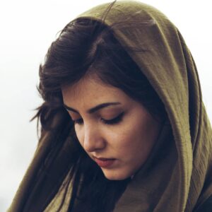 Ziba Karamali Instagram - .
این شبایی که تا صبح خواب به چشمامون نیومد هرگز از خاطرمون نمیره...
تمام این شبایی که هجوم هزاران فکر و هزاران ترس امانمونو برید و چونه‌هامونو لرزوند و قدم‌هامونو سست کرد، تا همیشه نه فقط توی خاطراتمون که توی چروک‌هایی که آروم آروم رد پیری رو روی قلبمون حک می‌کنه باقی می‌مونه...
ابهامی که با قدم‌های ما قدم میزنه و مدام توی گوش ما زمزمه می‌کنه تا نذاره تصویری که ما می‌سازیم وضوح پیدا کنه.
ترس از همرنگ بقیه شدن و باختن و حل شدن میون تمام کثافت این شهر و خاکستریِ آدماش با نفس‌های ما نفس می‌کشه!
شاید همین الانم شبیهشون شدیم...
فکر کنم ‌شبیه شدیم که حالمون دیگه خوش نیست و خنده‌هامون رنگی نیست...
و میون تموم این روزا ماییم و یه علامت سوال بزرگ در برابر آینده‌ی پر از ابهامی که "حال" و حالِ مارو خاکستری می‌کنه.
ماییم و یه دنیا تردید در انتخاب‌ها و تصمیم‌ها و حرکت‌کردنامون...
ماییم و دنیا دنیا تنهایی!
آخ که چقدر هوا سرده...
.
.
📷عکس از عکاس عزیز @emad.araad
.