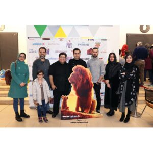 Ziba Karamali Instagram - .
بمونه به یادگاری از یه تجربه فوق العاده دلنشین و دوست داشتنی کنار آدمایی که مثل خیلی‌ از آدمای این روزها، هزاررنگ و هزار رو نیستن. واقعی‌ان. بی ریا و بی غل و غش! به دور از هر حاشیه، به دور از هر ادایی و هر نامروتی! .
برای من که این چند سال اخیر تا به امروز، تغییرات خیلی زیادی رو توی زندگیم تجربه کردم و به واسطه‌‌ی موقعیت‌های تازه‌ای که در اون ها قرار گرفتم، با افرادی تازه و معمولا ( به لحاظ سنی) بزرگتر از خودم آشنا شدم، بیشتر از هر چیزی، آدم‌ها و رفتارشون و منششون جلب توجه کرد. خیلی چیزها حالمو بد کرد و خیلی حرف‌ها و رفتارهای ناحقی که شنیدم و دونستم که پشت سرم مطرح شده، دلمو شکست و غمگینم کرد. ضربه هم خوردم ازشون. شاید حتی هنوز هم ترکش‌های این رفتارها من و آینده‌مو نشونه رفته باشه. شایدم نه! نمیدونم. ولی الان تنها چیزی که می‌دونم اینه که امروز من با زیبای چند سال پیش خیلی متفاوت شده. من قوی تر شدم و تمام این قدرت رو مدیون همون آدم‌هایی هستم که زمانی مانع سازی کردن. الان به جای هر گلایه‌ای تشکر می‌کنم از همه‌ی اون آدم‌هایی که باعث شدن زیبای زودرنج کم تحمل، امروز قوی تر بشه و مصمم‌تر تا بدونه دنیا قرار نیست اونجوری باشه که دلش میخواد. بلکه قراره خودش به شکلی درش بیاره که دلش میخواد😊
قرار نبود اینارو بنویسم ولی یه دفعه حجم انرژی خوب و صمیمیتی که از جمع افراد این عکسا متصاعد میشد،😁 سفره دلمو باز کرد و باعث شد بگم که این آدما جزو اون دسته‌ کم یابن که هرچقدرم کارت سخت باشه بازم دوست داری زمانتو با اونها و جهان اونها بگذرونی😍 خیلی خیلی باعث افتخاره که کنار شما در دوبله "#انیمیشن_شیرشاه همکاری کردم.😍
.
می‌دونید که چقدر دوستتون دارم😍
.
پ.ن: جای اوناییم که نیومدن خالی. 😁 .
عکاس همه عکس‌ها: @saman.rahmatabadi