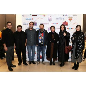 Ziba Karamali Instagram - .
بمونه به یادگاری از یه تجربه فوق العاده دلنشین و دوست داشتنی کنار آدمایی که مثل خیلی‌ از آدمای این روزها، هزاررنگ و هزار رو نیستن. واقعی‌ان. بی ریا و بی غل و غش! به دور از هر حاشیه، به دور از هر ادایی و هر نامروتی! .
برای من که این چند سال اخیر تا به امروز، تغییرات خیلی زیادی رو توی زندگیم تجربه کردم و به واسطه‌‌ی موقعیت‌های تازه‌ای که در اون ها قرار گرفتم، با افرادی تازه و معمولا ( به لحاظ سنی) بزرگتر از خودم آشنا شدم، بیشتر از هر چیزی، آدم‌ها و رفتارشون و منششون جلب توجه کرد. خیلی چیزها حالمو بد کرد و خیلی حرف‌ها و رفتارهای ناحقی که شنیدم و دونستم که پشت سرم مطرح شده، دلمو شکست و غمگینم کرد. ضربه هم خوردم ازشون. شاید حتی هنوز هم ترکش‌های این رفتارها من و آینده‌مو نشونه رفته باشه. شایدم نه! نمیدونم. ولی الان تنها چیزی که می‌دونم اینه که امروز من با زیبای چند سال پیش خیلی متفاوت شده. من قوی تر شدم و تمام این قدرت رو مدیون همون آدم‌هایی هستم که زمانی مانع سازی کردن. الان به جای هر گلایه‌ای تشکر می‌کنم از همه‌ی اون آدم‌هایی که باعث شدن زیبای زودرنج کم تحمل، امروز قوی تر بشه و مصمم‌تر تا بدونه دنیا قرار نیست اونجوری باشه که دلش میخواد. بلکه قراره خودش به شکلی درش بیاره که دلش میخواد😊
قرار نبود اینارو بنویسم ولی یه دفعه حجم انرژی خوب و صمیمیتی که از جمع افراد این عکسا متصاعد میشد،😁 سفره دلمو باز کرد و باعث شد بگم که این آدما جزو اون دسته‌ کم یابن که هرچقدرم کارت سخت باشه بازم دوست داری زمانتو با اونها و جهان اونها بگذرونی😍 خیلی خیلی باعث افتخاره که کنار شما در دوبله "#انیمیشن_شیرشاه همکاری کردم.😍
.
می‌دونید که چقدر دوستتون دارم😍
.
پ.ن: جای اوناییم که نیومدن خالی. 😁 .
عکاس همه عکس‌ها: @saman.rahmatabadi