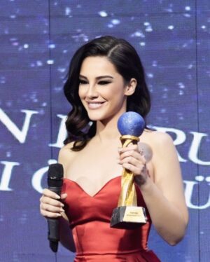 Zilan Duru Instagram - International Blue Moon Awards gecesinde “Meslek Başarı” ödülünü aldım.. “Kadına Şiddete Hayır” konulu bu özel günde ödül almak gurur verici. Dilerim ki kadınların adını sadece ve sadece başarılı ve güzel haberlerde okuruz… Emeği geçen herkese teşekkürler.. 💫