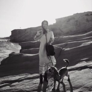Zilan Duru Instagram - Charlot’um..
1 aylıkken yine böyle bir sonbahar günü gelmiştin bana.. Biberonla büyüttüm, 22 yaşındaydım 13 sene şahane bir gençlik yaşattın bana, ben seni değil sen beni büyüttün. Dünyanın kötülüğünde ne ile karşılaşsam gelip sana sığınırdım ve tüm kötülükler dışarıda kalırdı.. Sonra aramıza Marilyn dahil oldu (şu an cennette seni karşıladığını umuyorum) ve sonra Audrey’le mutlu büyük bir aile olduk.. Kimseden görmediğim karşılıksız sevgiyi sizden gördüm, aile nedir pek bilmem.. Benim ailem, en sevdiklerim siz oldunuz hayatta.. Önce Marilyn gitti, sonra üç ameliyatla iki sene bu hastalıkla mücadele ettik seninle, ama sen o kadar güçlü bir çocuktun ki her şeye rağmen öngörülenden daha uzun süre hayata tutundun, bırakmadın beni. Yaşamayı hep sevdin, bana bile sevdirdin.. Su gibi aktı zaman seninle.. Sen benim gençliğim, sığınağımdın..
Bu bir veda değil, bu bir teşekkür. Hayatıma girip bana mutluluk verdiğin için teşekkür ederim, beni sevdiğin ve sevgimi kabul ettiğin için teşekkür ederim. Yaşatacağım anılar için, ailem olduğun için teşekkür ederim, sonsuza kadar.. Ama en önemlisi, sonunda gitmene izin verdim ve bunu sana söyleyince kendiliğinden gittin, meğer ne zor dayanmışsın o yükle.. Hem de 4 Ekim hayvanları koruma gününde.. Sen benim ilk ve son aşkım, evimin tek erkek çocuğu olarak kalacaksın, dedene ve Marilyn’e selam söyle.. Audrey’le yanınıza geleceğimiz güne kadar.. Son fotoğraftaki gibi, cennette de arkadaşlarınla böyle koş oyna… Huzurla uyu en sevdiğim… Her an yanımda olacaksın..
11.08.2010 - 04.10.2023♾️