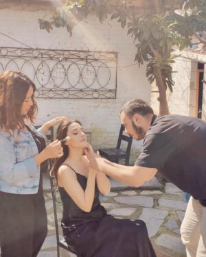 Zilan Duru Instagram - 16 yaşında bu mesleğe başladığımda @aslicakil ilk makyözümdü.. İzmir’liler birbirini kolay bırakmaz, bırakmadık birbirimizi hiç. Ve şu an şunu söylemek istiyorum ki; “biz seni çok seviyoruz Aslı” 🤍🌷