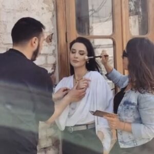 Zilan Duru Instagram - 16 yaşında bu mesleğe başladığımda @aslicakil ilk makyözümdü.. İzmir’liler birbirini kolay bırakmaz, bırakmadık birbirimizi hiç. Ve şu an şunu söylemek istiyorum ki; “biz seni çok seviyoruz Aslı” 🤍🌷