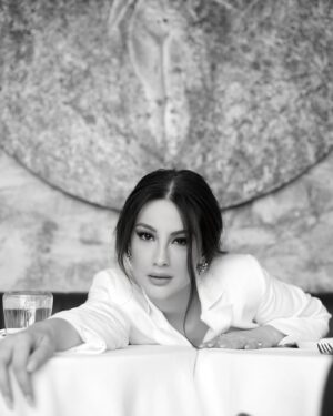 Zilan Duru Instagram - @laurentiusofficial 🪷

Fotoğraf: @nazgulerrrr 
Röportaj : @oznurkaymakk 
Mua: @lidiya.makeup.istanbul 
Styling: @woma_store_ 
Lokasyon: @amayaistanbul