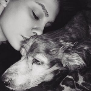 Zilan Duru Instagram - Charlot’um..
1 aylıkken yine böyle bir sonbahar günü gelmiştin bana.. Biberonla büyüttüm, 22 yaşındaydım 13 sene şahane bir gençlik yaşattın bana, ben seni değil sen beni büyüttün. Dünyanın kötülüğünde ne ile karşılaşsam gelip sana sığınırdım ve tüm kötülükler dışarıda kalırdı.. Sonra aramıza Marilyn dahil oldu (şu an cennette seni karşıladığını umuyorum) ve sonra Audrey’le mutlu büyük bir aile olduk.. Kimseden görmediğim karşılıksız sevgiyi sizden gördüm, aile nedir pek bilmem.. Benim ailem, en sevdiklerim siz oldunuz hayatta.. Önce Marilyn gitti, sonra üç ameliyatla iki sene bu hastalıkla mücadele ettik seninle, ama sen o kadar güçlü bir çocuktun ki her şeye rağmen öngörülenden daha uzun süre hayata tutundun, bırakmadın beni. Yaşamayı hep sevdin, bana bile sevdirdin.. Su gibi aktı zaman seninle.. Sen benim gençliğim, sığınağımdın..
Bu bir veda değil, bu bir teşekkür. Hayatıma girip bana mutluluk verdiğin için teşekkür ederim, beni sevdiğin ve sevgimi kabul ettiğin için teşekkür ederim. Yaşatacağım anılar için, ailem olduğun için teşekkür ederim, sonsuza kadar.. Ama en önemlisi, sonunda gitmene izin verdim ve bunu sana söyleyince kendiliğinden gittin, meğer ne zor dayanmışsın o yükle.. Hem de 4 Ekim hayvanları koruma gününde.. Sen benim ilk ve son aşkım, evimin tek erkek çocuğu olarak kalacaksın, dedene ve Marilyn’e selam söyle.. Audrey’le yanınıza geleceğimiz güne kadar.. Son fotoğraftaki gibi, cennette de arkadaşlarınla böyle koş oyna… Huzurla uyu en sevdiğim… Her an yanımda olacaksın..
11.08.2010 - 04.10.2023♾️