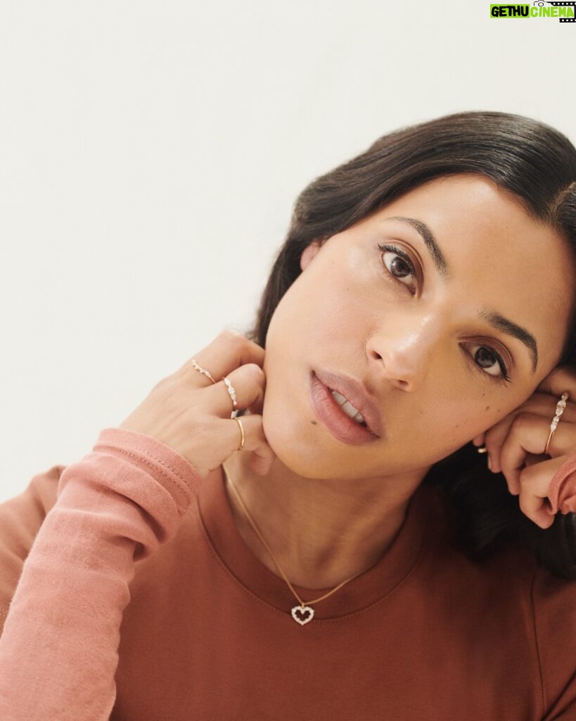 Zita Hanrot Instagram - La précieuse Zita photographiée par Clemens sous l’œil admiratif de sa maman Ps: et moi, j’y étais. C’était un beau moment. Zita porte le collier « Mon petit Cœur », ma bague Double, Douce à l’auriculaire, Ibtissame à l’annulaire.