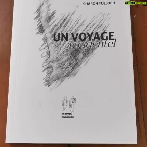 Zita Hanrot Instagram - Tellement fière de ma mère! @sharontullochdesign ✨✨✨✨✨✨✨✨✨ Hier j’ai eu la chance d’entendre ma mère lire des extraits de son livre « UN VOYAGE ACCIDENTEL »… c’était bouleversant ! C’était bouleversant pour plein de raisons! Déjà parce que ma mère a écrit un livre magnifique, ensuite par ce que ce récit raconte 5 années de sa vie en tant que délogée à Marseille suite aux effondrements de la rue d’Aubagne. 5 années de combat, de lutte, de joie , de peur , de colère, de rencontres , de rires, de larmes ! Et enfin parce qu’elle a réussit à transformer cette expérience douloureuse en un projet artistique hyper beau! Bravo à elle et à toute l’équipe qu’elle a réunie autour d’elle et un immense bravo à Deborah @nambodooo qui est là depuis le début et qui se bat aux côtés de ma mère pour que le projet existe et se déploie ! @deracine_compagnie_artistique @nambodooo @sharontullochdesign