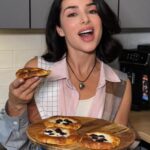 Zlata Ognevich Instagram - Корисний та смачний десерт 🫐 Обов’язково спробуй! Сир 5% - 180 г; Яйце - 1 шт; Борошно - 70 г; Розпушувач - 1 ч.л; Підсолоджувач - за смаком; Сметана - 150 г; Кукурудзяний крохмаль - 2 г; Лохина (або будь-які інші ягоди) - за смаком. Обовʼязково зберігай рецепт. Це смакота 🤤🧁 #ZlataOgnevich #рецепти #пх #правильнехарчування #дієта #десерт #їжа #спорт #зсж