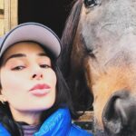 Zlata Ognevich Instagram - Востаннє такі прогулянки були давно і їх супроводжував страх. Але зараз зовсім інші відчуття! Коли відпускаєш страх, приходить відчуття єдності й свободи 🫂 🤍
