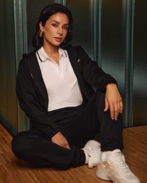 Zlata Ognevich Instagram - Спорт для мене — це порятунок, тому я взяла участь у проєкті Guess x Elle «У русі життя». Тричі на тиждень у моєму графіку є фізична активність, це must have. Хочу — не хочу, є бажання чи немає, обов’язково йду на тренування. Я вольова людина, і мене рятує моя сила волі. Коли немає мотивації, то вмикається внутрішній голос, який каже: «Злата, треба».

У житті кожної жінки трапляються різні періоди: коли земля йде з-під ніг і коли ми літаємо на крилах від щастя. І після цих моментів ми стаємо сильнішими, мудрішими.
Переходьте на сайт @elle_ukraine, читайте нове інтерв’ю. Відчуйте зв’язок із собою і прислухатися до голосу власного серця.
@guess x @ultragroup.ua