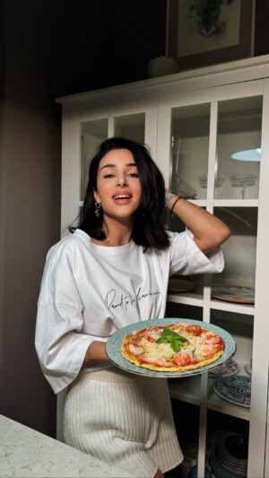 Zlata Ognevich Instagram - Неділя. Пізній сніданок та гарний настрій під Ariana Grande. 🎶☕️
Швидка піца всього за 15 хвилин 🍕

Розбий два яйця в тарілку, посоли, збий виделкою до однорідної маси та додай улюблені спеції. У розігріту сковороду з маслом вилий яйця і накрий кришкою на 1 хвилину, щоб знизу яйця підсмажилися, але зверху залишилися рідкими. Поклади тортилью на рідкий бік омлету, переверни, додай улюблений томатний соус, креветки (можна курку), оливки та томати. Додай сир та накрий кришкою. Готувати близько 3 хвилин доки сир не почне плавитися. 😋🧀

А тепер насолоджуйся улюбленою піцою на сніданок. 
Став лайк, якщо сподобався рецепт та не забудь зберегти! ❤️📲