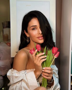 Zlata Ognevich Instagram - Коли природа прокидається, із нею прокидається і наше натхнення! Нові ідеї, новий початок - все це весна дарує нам безмежно 🌱💚🌷

#ZlataOgnevich #квіти #весна #натхнення #любов