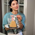 Zlata Ognevich Instagram - Сирна паска, яку я готую за рецептом моєї мами. сир 9% - 800 гр ��вершки 33% - 200 гр варене згущене молоко - 380 гр  масло вершкове - 100 гр мак - 2 ст. л �прикраси для паски  Усі інгредієнти подрібніть блендером до однорідної маси, після чого пересипаємо у форму для сирної паски та залишаємо на ніч під пресом, щоб зайва волога вийшла з паски. Після 12-15 годин паска готова. Прикрашайте та насолоджуйтесь. Не забуть зберігти цей рецепт. 📲🤍 #СирнаПаска #пасха #паскарецепт #ZlataOgnevich #рецепт