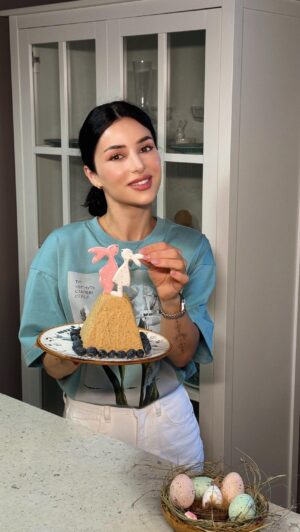Zlata Ognevich Instagram - Сирна паска, яку я готую за рецептом моєї мами. 

сир 9% - 800 гр
��вершки 33% - 200 гр
варене згущене молоко - 380 гр 
масло вершкове - 100 гр
мак - 2 ст. л
�прикраси для паски 

Усі інгредієнти подрібніть блендером до однорідної маси, після чого пересипаємо у форму для сирної паски та залишаємо на ніч під пресом, щоб зайва волога вийшла з паски. Після 12-15 годин паска готова. Прикрашайте та насолоджуйтесь.

Не забуть зберігти цей рецепт. 📲🤍
#СирнаПаска #пасха #паскарецепт #ZlataOgnevich #рецепт