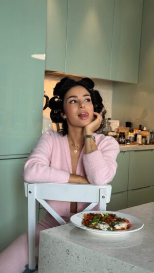 Zlata Ognevich Instagram - 🍳🍅Ідеальний сніданок:

-цибуля;
-солодкий перець;
-помідори;
-часник;
-яйця;
-сіль за смаком;
-зелень.

Вуаля! Шакшука готова🤤

#ZlataOgnevich #рецепти #сніданок #шакшука #готуєморазом #зсж #страви #пх