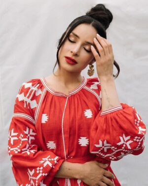 Zlata Ognevich Instagram - Сьогодні ми святкуємо День вишиванки – символ нашої культури, нашої історії, нашої душі❤️
Кожен стібок на сорочці – це маленька історія, сповнена теплом і світлом наших предків. Вдягаймо вишиванки з гордістю та любов’ю, адже вони об’єднують нас і нагадують про те, хто ми є🫂

Вітаю вас усіх зі святом, дорогі українці! Нехай наші вишиванки будуть завжди з нами, зігріваючи наші серця і надихаючи на нові звершення. 🇺🇦