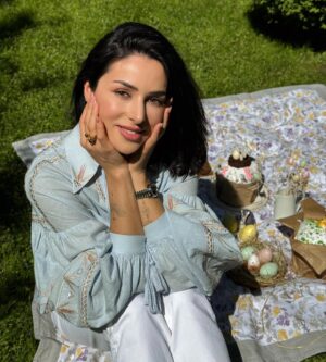 Zlata Ognevich Instagram - Христос Воскрес! 🙏🌿 
Нехай Великдень принесе світло, радість та затишок  у кожну оселю. 🐣🏡
Хай кожна українська сімʼя у повному складі збереться за родинним столом у мирній Україні 🌾
#Великдень #ХристосВоскресе