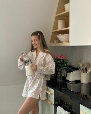 Zoë Pastelle Holthuizen Instagram - strawberry season has officially started 🍓

@loungeunderwear //
use ZOEP10 🌷