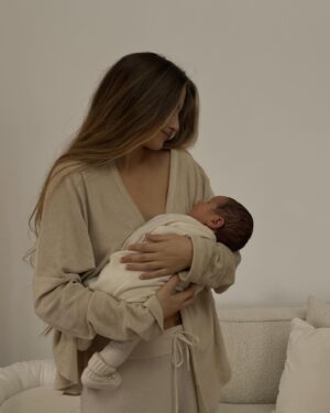 Zoë Pastelle Holthuizen Instagram - when the days blend into the nights, the outdoors seem like a different planet and your body doesn't feel like yours.. dear postpartum, you're a wild ride but oh so worth it 🥹👼🏼