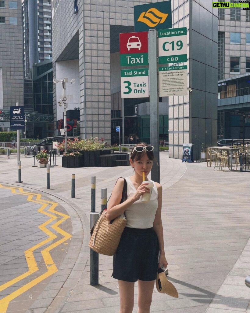 Zoie Tam Instagram - 下雨天就會想著陽光普照的日子 翻看手機重溫了一下新加坡的旅程🛩 P1-2) BabyG 人生第一次去到新加坡 本打算帶她去坐摩天輪 但巧遇摩天輪在這期間進行年度維修 唯有答應她下次再來 結果要回港補坐🤣 P3-6)寶貝最喜歡睇動物 所以今次去動物園簡直是重中之重 藉此希望她能學懂尊重自然環境和生命❤️ P7) 吃了一隻比我臉還要大的蟹鉗 肚子覺得好滿足😋 P8）晚飯後到外邊隨便走走 一聽到音樂又激發到她內心的小宇宙💕