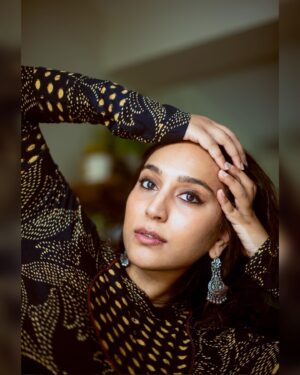 Zoya Hussain Instagram - Feeling 🧞‍♀️ thanks to @ritukumarhq and @neetaboochrajewellery 

Put together by @dhruvadityadave 
📸 @knotmeera 
❤️ @foodndittu