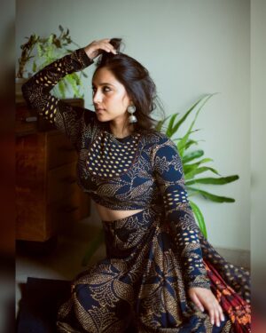 Zoya Hussain Instagram - Feeling 🧞‍♀️ thanks to @ritukumarhq and @neetaboochrajewellery 

Put together by @dhruvadityadave 
📸 @knotmeera 
❤️ @foodndittu